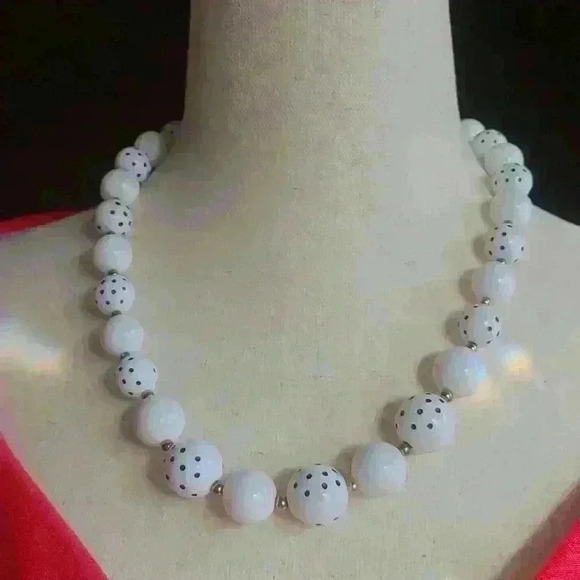 beaded necklace - Picture 3 of 8